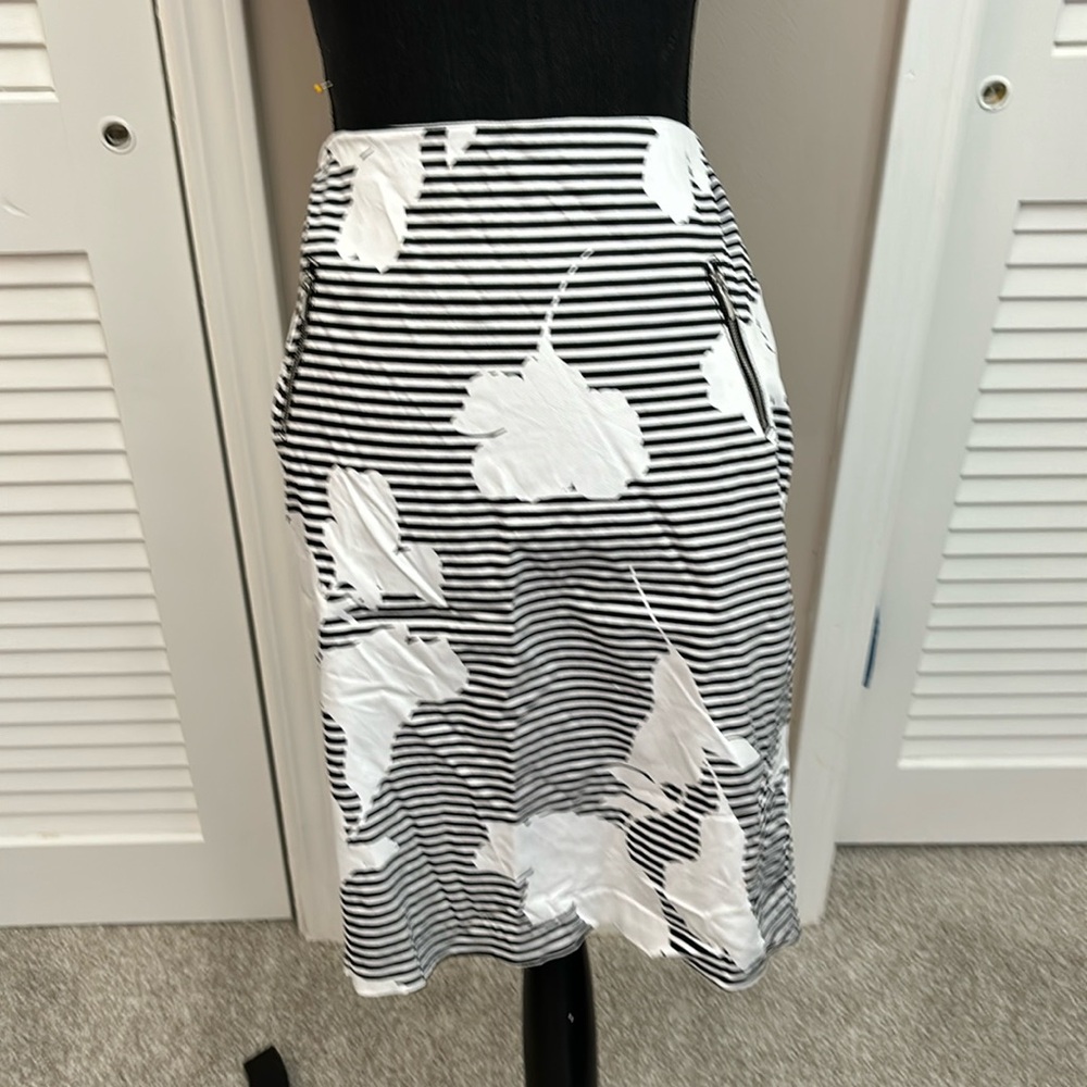 New York and Company stretch size 4 knee length.